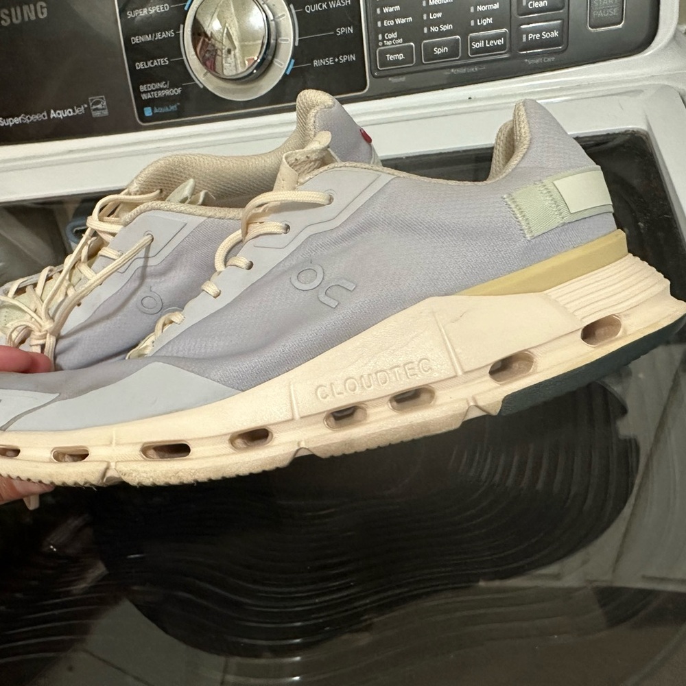On cloud women’s Sneakers in Light Gray and Cream
Size 10